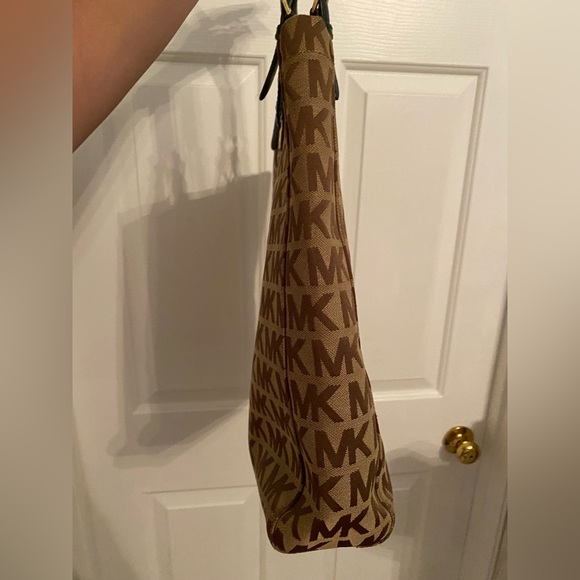 Michael Kors Tote w/ Green Straps - Picture 6 of 12